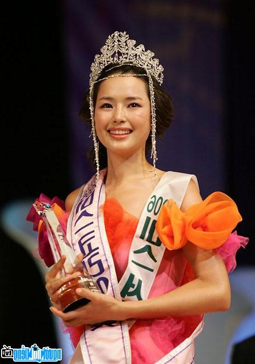 Photo of Miss Korea Honey Lee when she was crowned Miss Korea 2006