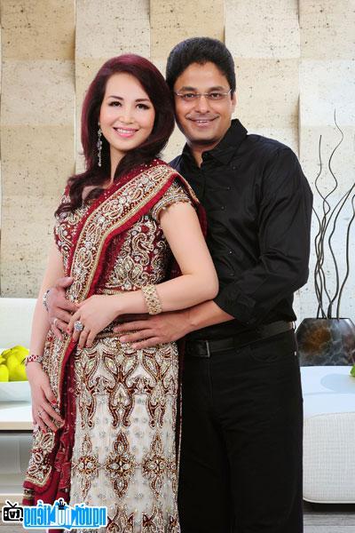  Miss Nguyen Dieu Hoa and her husband's photo