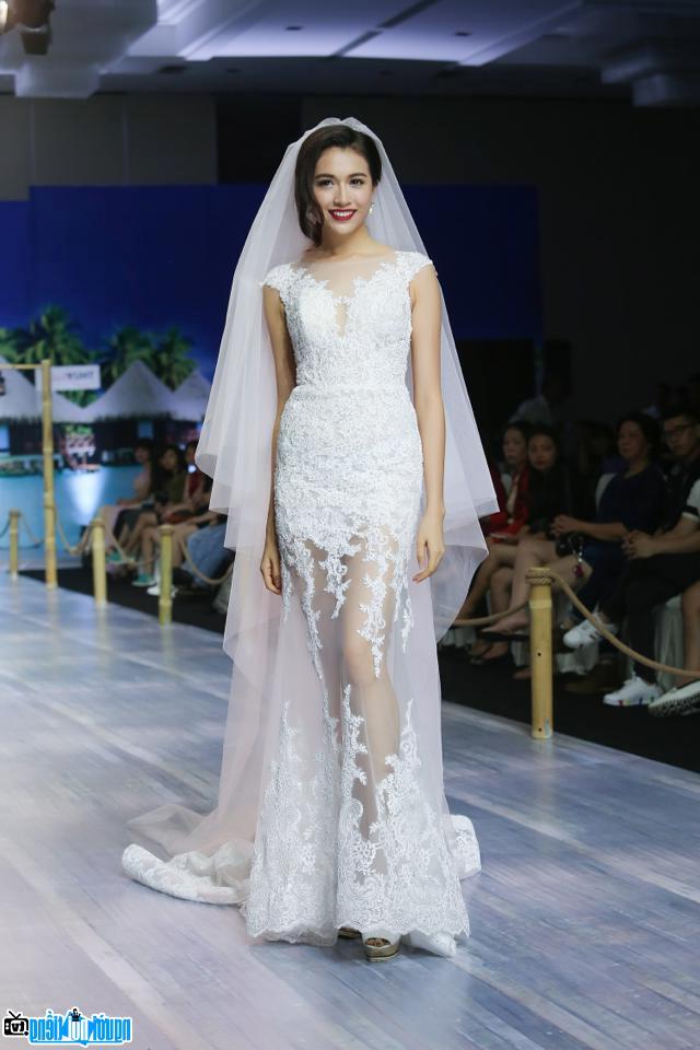  runner-up Le Hang Shows wedding dress