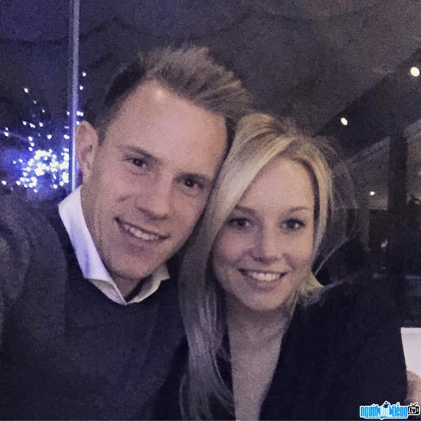 Cầu thủ bóng đá Marc-Andre ter Stegen và người vợ mới cưới của mình
