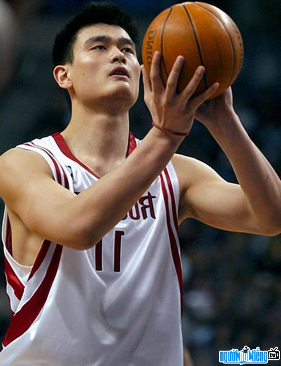 Diêu Minh là VĐV bóng rổ đầu tiên của Trung Quốc chơi tại giải nhà nghề NBA.