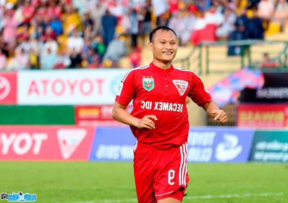 Cầu thủ bóng đá Nguyễn Trọng Hoàng