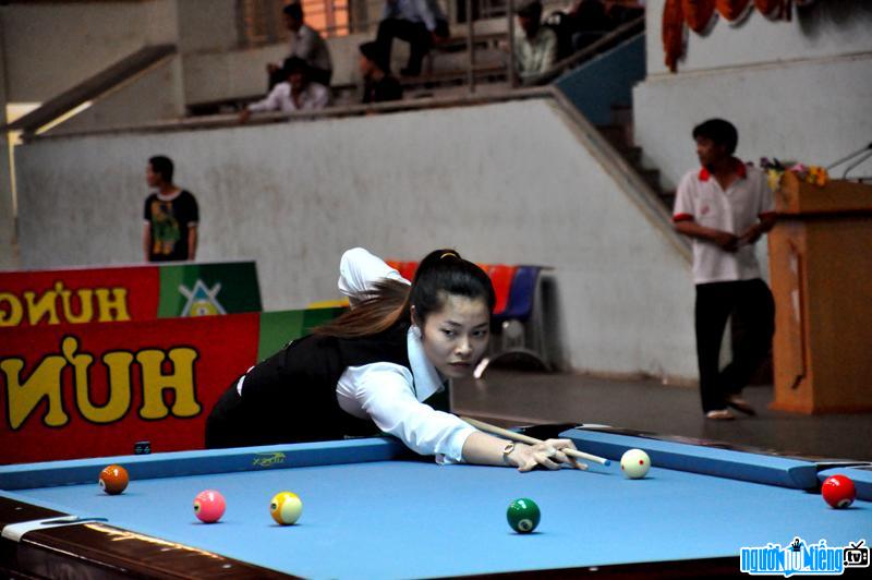 Huynh Thi Ngoc Huyen competes in the Billiards National Championship and Snooker.