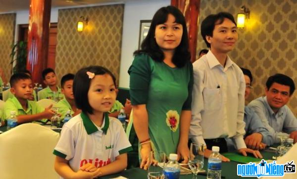  Nguyen Anh Dung with his wife and daughter