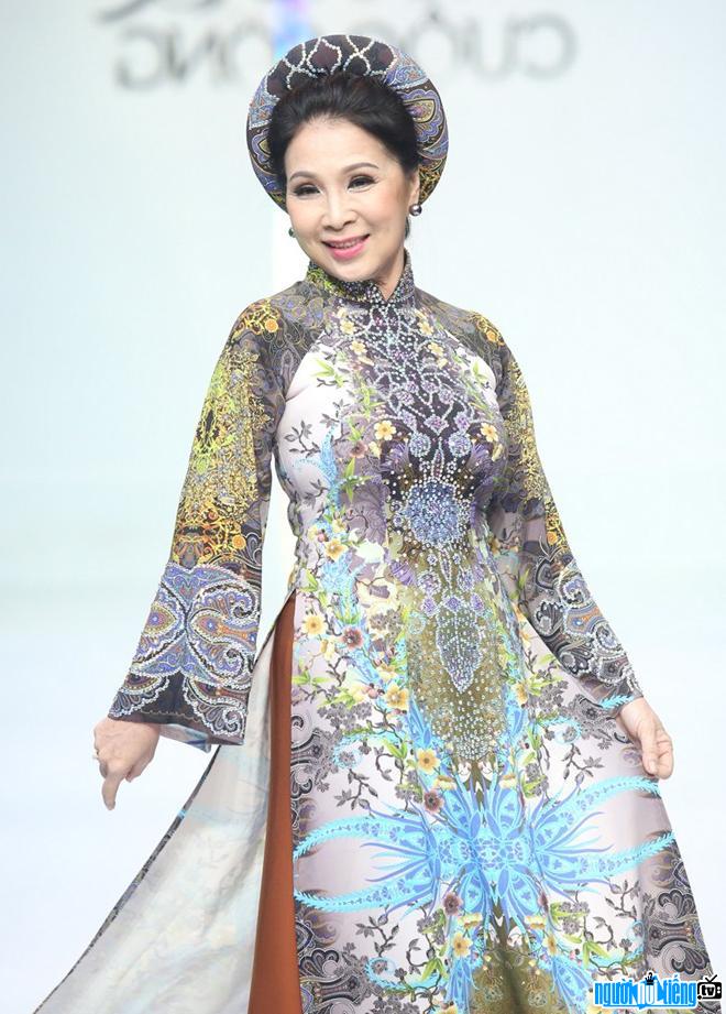 Kim Xuân caswalk với áo dài truyền thống