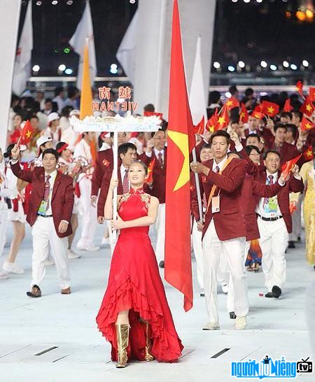 Ngo Van Kieu carries the country's flag at the opening ceremony of ASIAD 16.