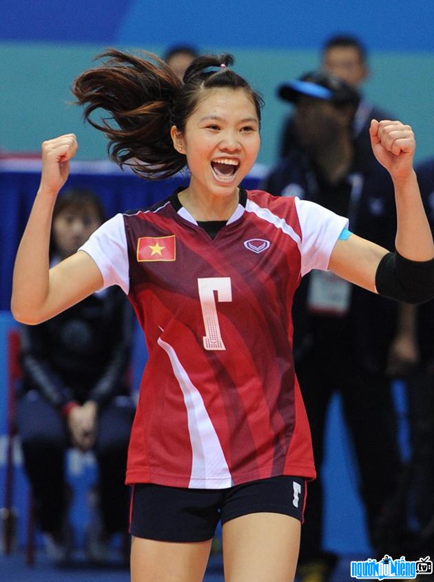 The joy of Ngoc Diem after defeating Singapore with the team.