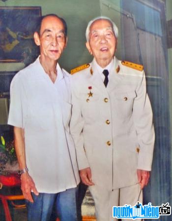 Họa sĩ Phan Kế An chụp ảnh cùng đại tướng Võ Nguyên Giáp