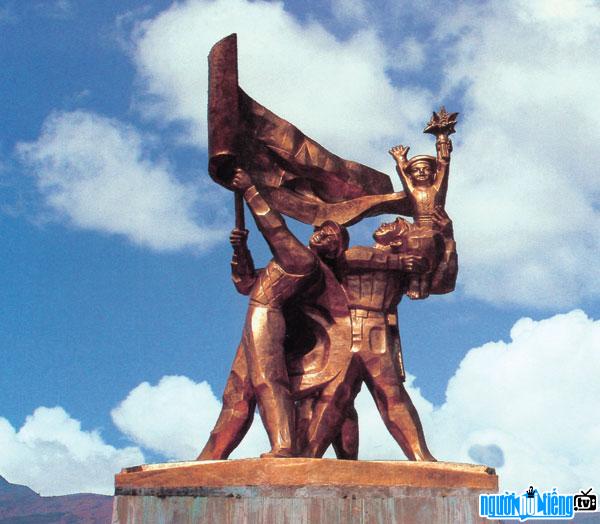  Bronze statue "Victory of Bien Bien Phu" by painter Nguyen Hai