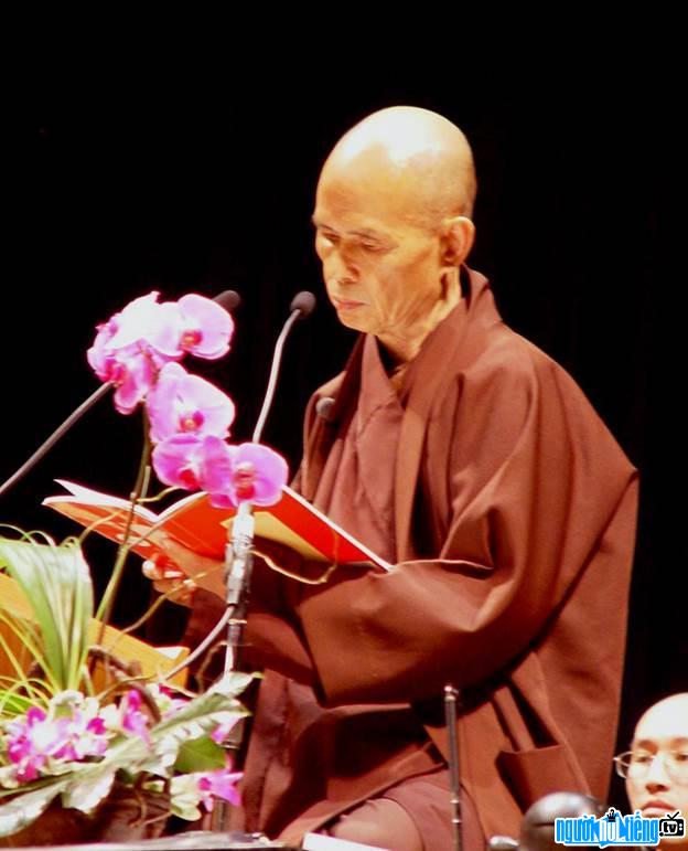 Thiền sư Thích Nhất Hạnh trong một buổi thuyết giảng với sinh viên