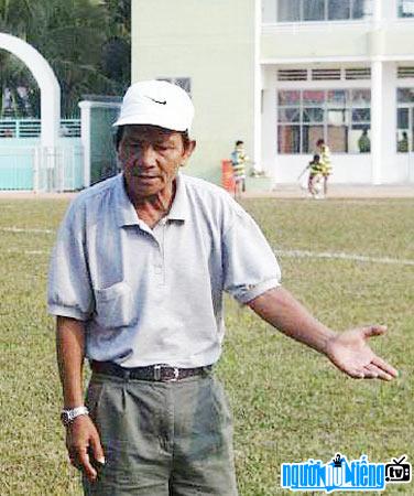 Hình ảnh huấn luyện viên Vũ Văn Tư trên sân bóng