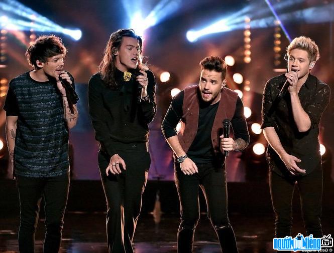  One Direction performing on the stage of American Msuic Awards 2015