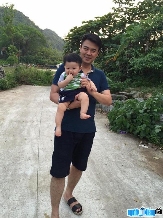  MC Tuan Tu with his son