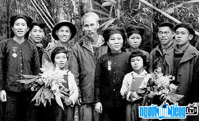  Picture of Nguyen Thi Chien and her comrades taken with Uncle Ho in Viet Bac