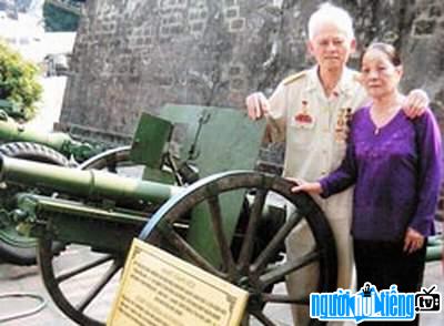 Hình ảnh Phùng Văn Khẩu chụp cùng vợ