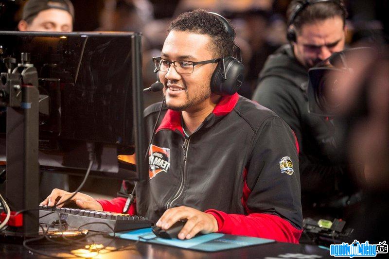 Picture of LOL Aphromoo gamer playing