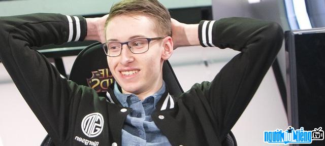 Picture of LOL Gamer Bjergsen with a bright smile
