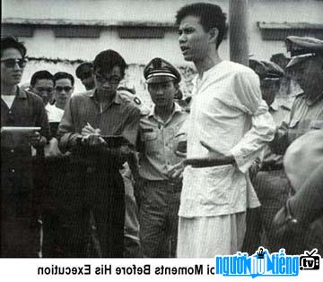  image of Nguyen Van Troi strutting to the court of law