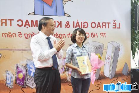  Nguyen Thi Diep Thanh honored to receive the award