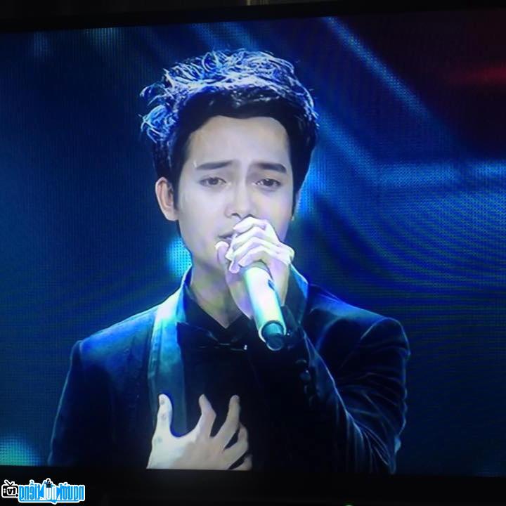  Singer Tuan Phuong gives his best on stage.