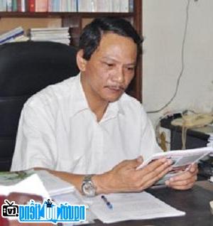 Nhà văn Phan Trung Hiếu bên bàn làm việc