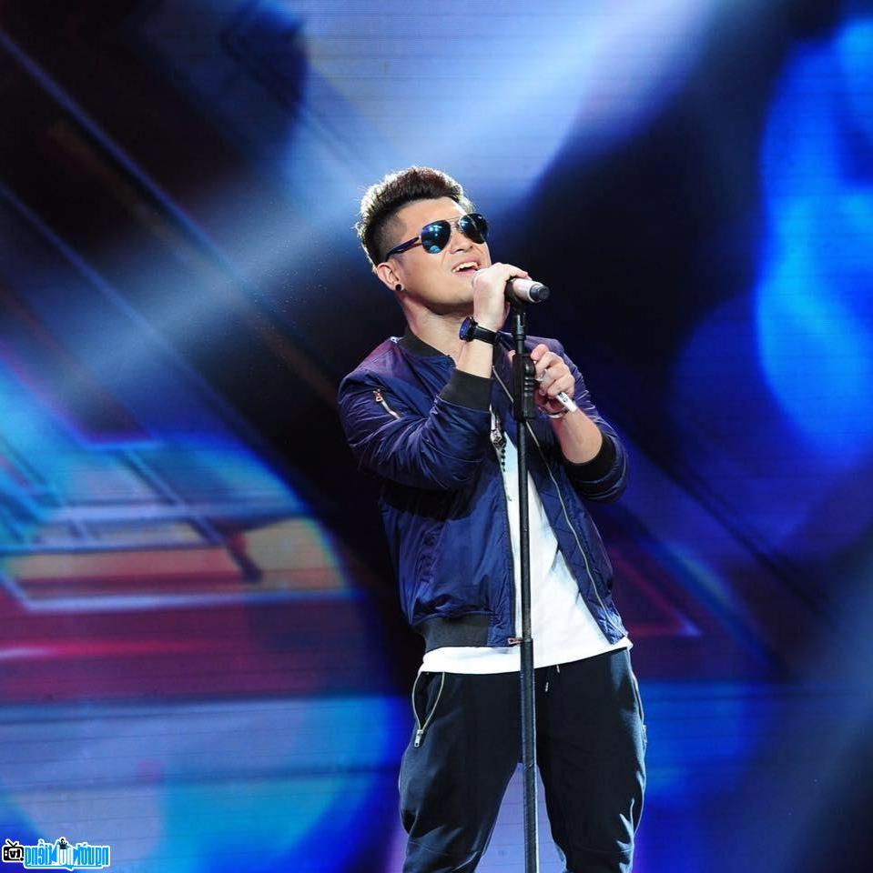  Image of singer Le Hoang Phong giving his best on stage