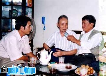 Nhà thơ Nguyên Hồ (giữa) tiếp chuyện các nhà báo Phú Yên