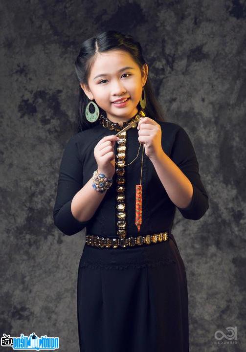  Child singer Kim Ngoc in a charming ethnic costume
