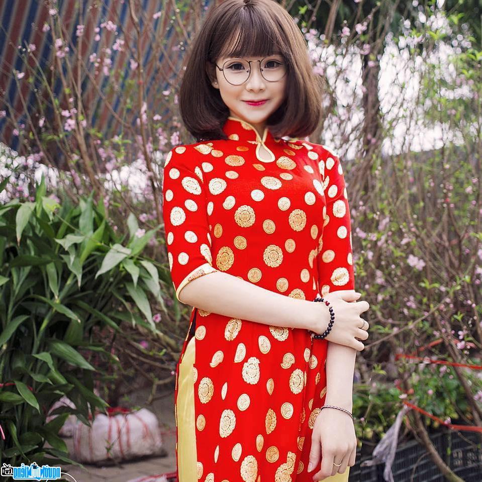  Singer Yen Tatoo in a flowing red ao dai