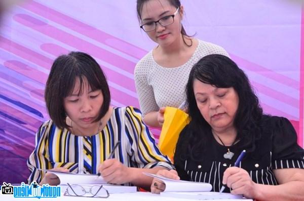  Writer Vu Thi Hong signing autographs