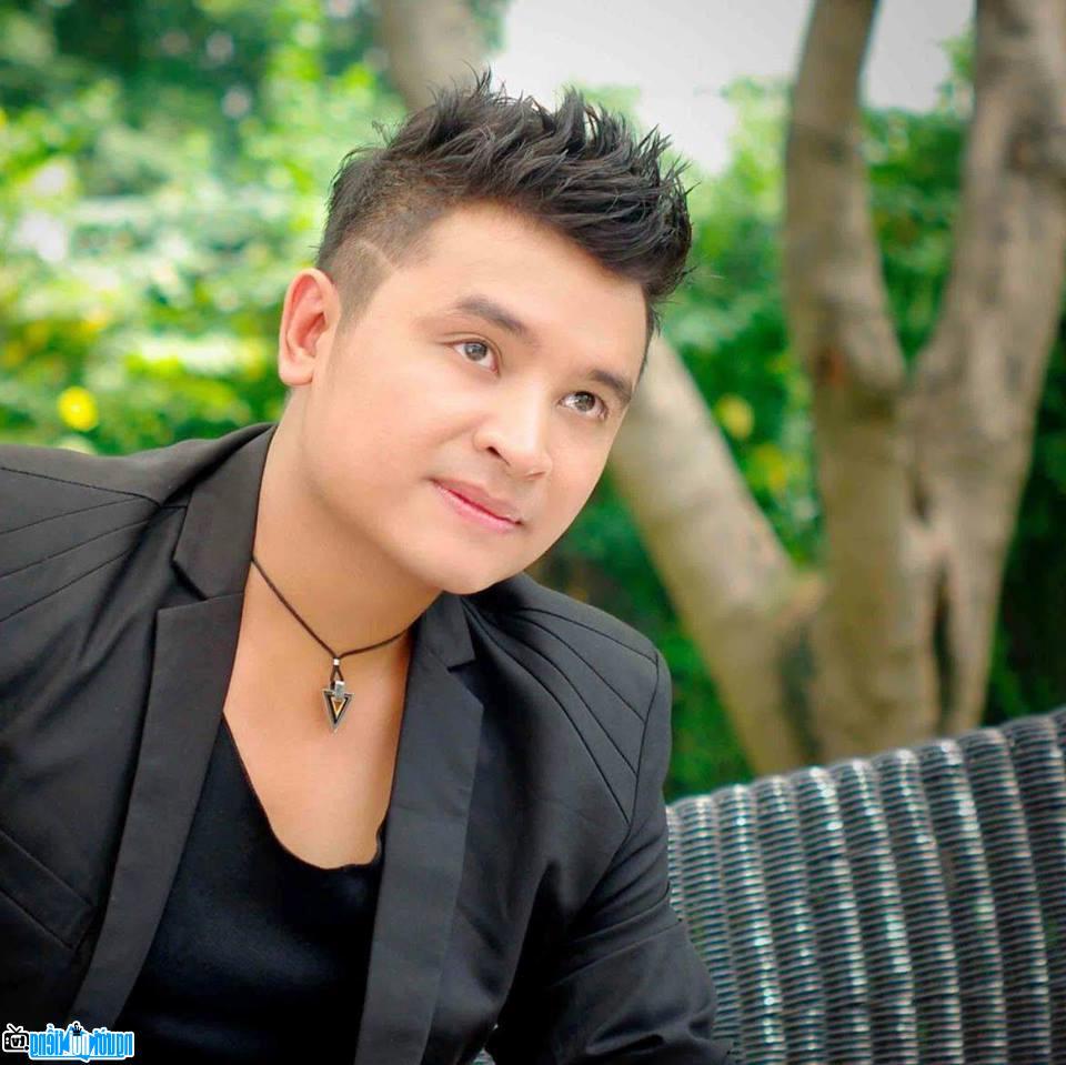  Picture of singer Khang Duy in the new MV