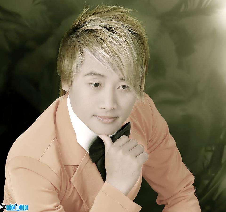  Picture of singer Lac Thien in his new album