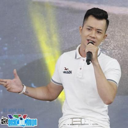  singer Pham Quoc Duy on stage