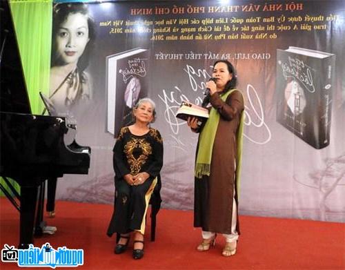  Writer Tram Huong in the premiere of Novel "In the tornado"