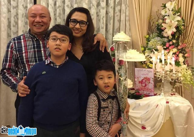 Hình ảnh gia đình hạnh phúc của bác sĩ Nguyễn Văn Thạch