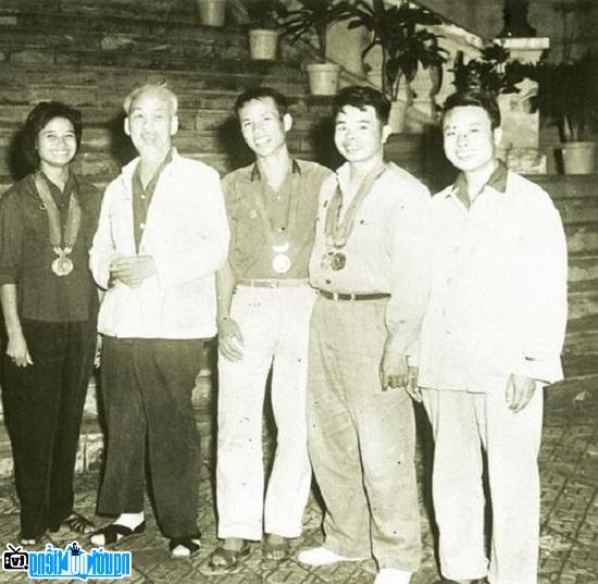 Cố xạ thủ Trần Oanh (thứ hai từ trái sang) trong buổi gặp mặt Chủ tịch Hồ Chí Minh.