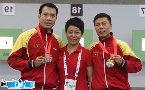 Coach Nguyen Thi Nhung and his students.