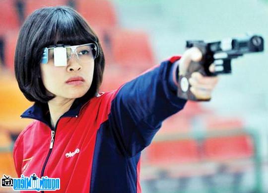 Female sniper Le Thi Hong Ngoc competed.