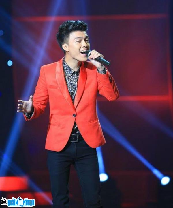  image of singer Khanh Hoang on stage