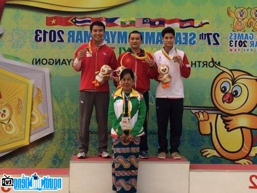 Nguyen Thanh Dat on the podium received an individual gold medal of 50m lying rifle.