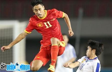  Picture of Vu Minh Tuan doing his best on the pitch