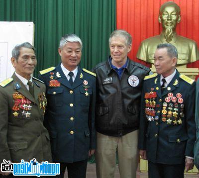 Đại tái Lưu Huy Chao cùng đồng đội trong cuộc gặp gỡ cựu phi công Steve Ritchie