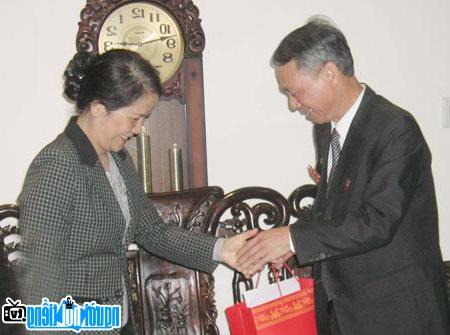  Deputy Secretary of the City Party Committee Ngo Thi Doan Thanh visiting the family of Colonel Nguyen Tien Sam