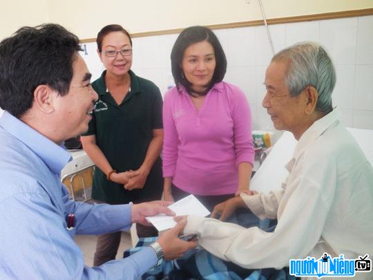  Cai Luong Writer Mai Quan during his hospital stay