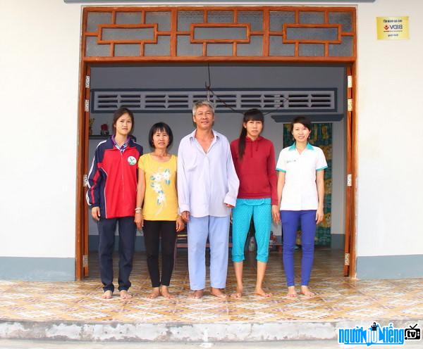 Le Ngoc Huyen and family.