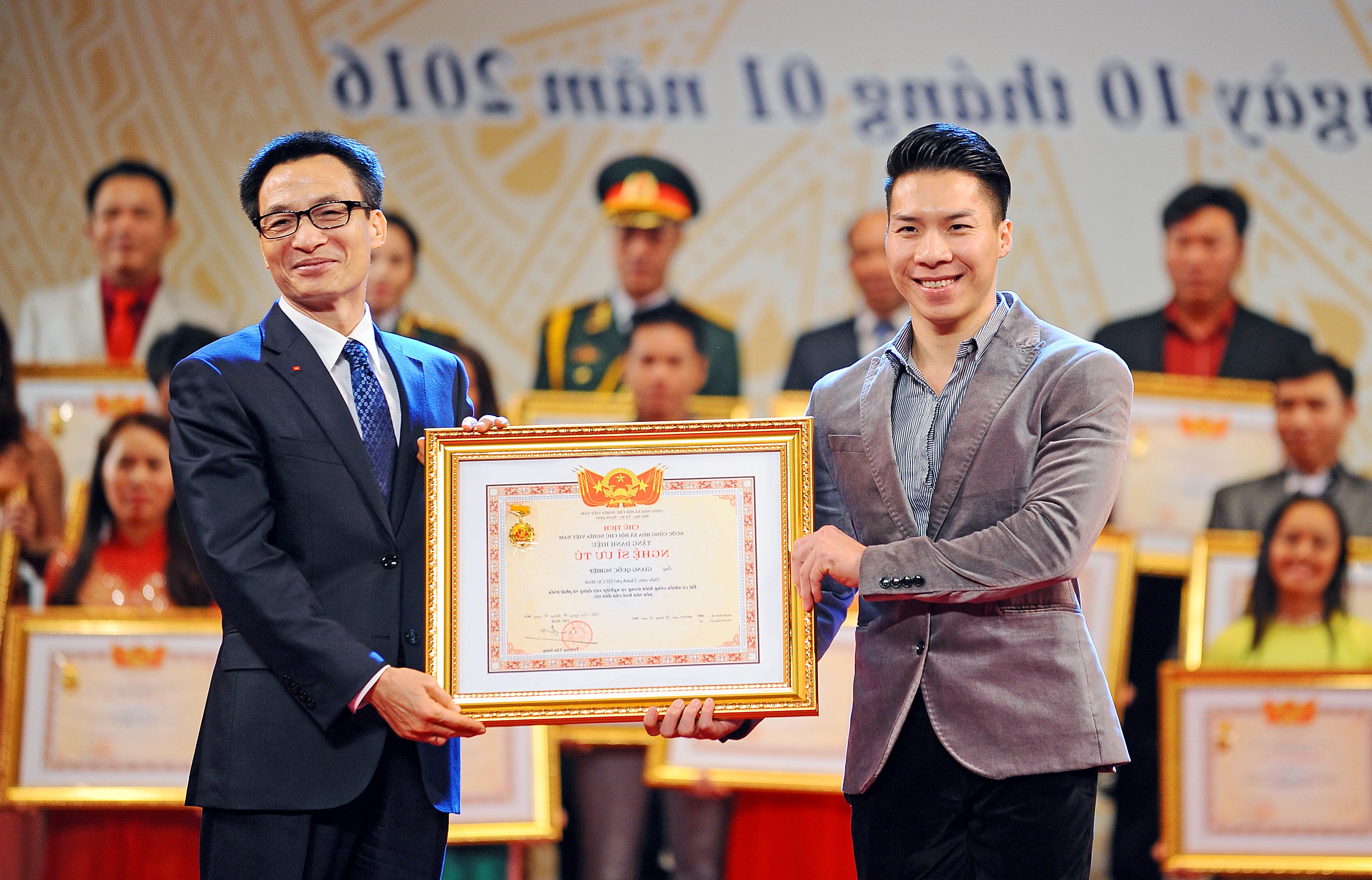  Giang Quoc Nghiep were awarded the title of Outstanding Artist by Deputy Prime Minister Vu Duc Dam