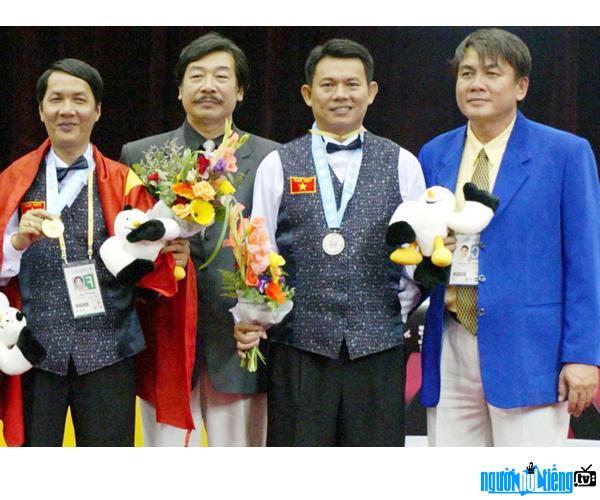 Duong Hoang Anh (3rd from right) won silver medals at Asiad 14 Busan 2002.