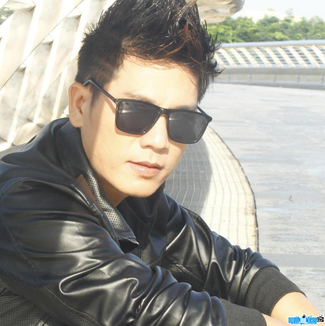  The image of singer Ken Nguyen in the new album