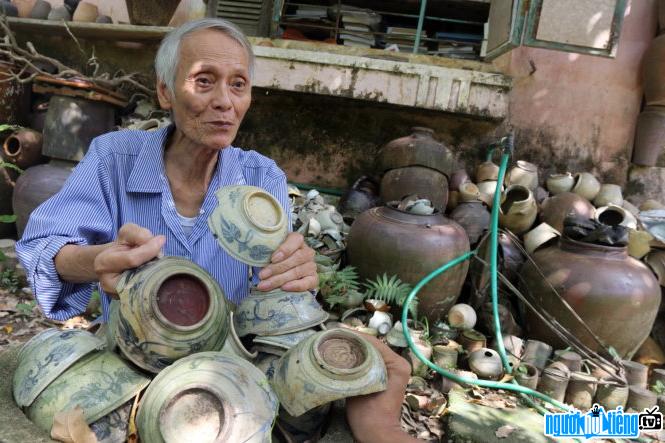  Researcher Ho Tan Phan with collectible antiques