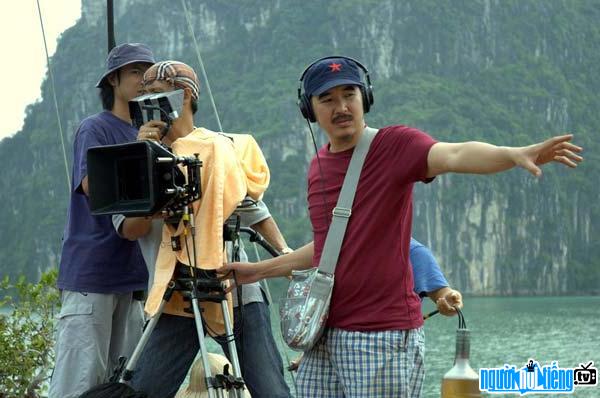 Hình ảnh đạo diễn Bùi Thạc Chuyên đang chỉ đạo đoàn làm phim tại Hạ Long
